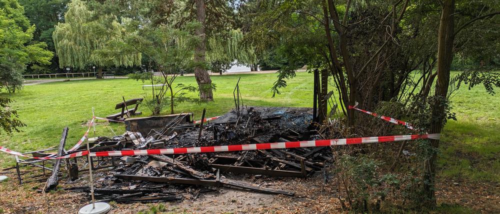 An der Badestelle in Groß Glienicke sind am 30.7.2023 ein Schuppen und eine mobile Toilette abgebrannt.