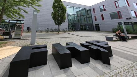 Werkschau Fachbereich Design der Fachhochschule Potsdam. Einblicke – Werkschau - Fachbereich Design – Ausstellung Die Werkschau 2023 ist die studentisch geplante und realisierte Jahresausstellung am Fachbereich Design. Sie zeigt einen Querschnitt vieler Kurse und ihre Ergebnisse. Im Haus D und im Labor- und Werkstattgebäude (LW) werden Projekte aus dem Interface-, Kommunikations- und Produktdesign ausgestellt.