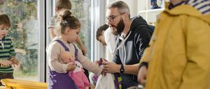 Erst das Kind, dann die Puppe – Vorbereitung für den Ausflug im Kindergarten.