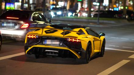15.02.2020,Berlin,Deutschland,GER, Lamborghini auf dem Kurfürstendamm. *** 15 02 2020,Berlin,Germany,GER, Lamborghini on the Kurfürstendamm