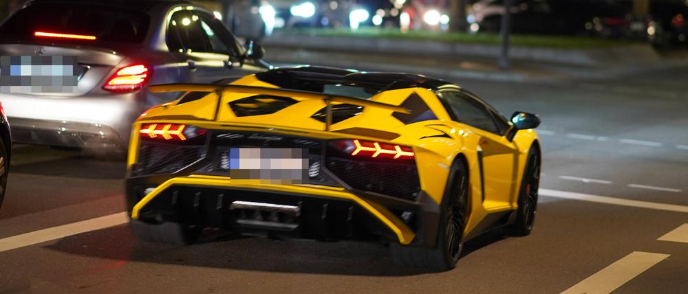 15.02.2020,Berlin,Deutschland,GER, Lamborghini auf dem Kurfürstendamm. *** 15 02 2020,Berlin,Germany,GER, Lamborghini on the Kurfürstendamm
