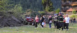 Menschen werden nach einem Erdrutsch in der Nähe von Schowi aus einem Ferienort evakuiert. Infolge eines Erdrutsches sind in einem Ferienort in Georgien im Kaukasusgebirge offiziellen Angaben zufolge mindestens elf Menschen ums Leben gekommen.