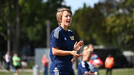 Mit großer Leidenschaft. Ailien Poese war viele Jahre selbst Spielerin beim 1. FC Union und coacht mittlerweile das Frauenteam.
