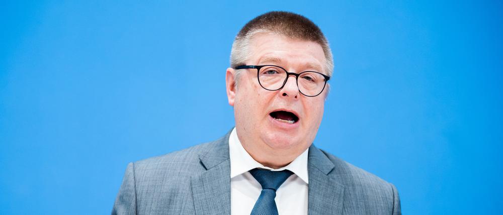 Thomas Haldenwang, Präsident des Bundesamts für Verfassungsschutz, vor der Bundespressekonferenz. 