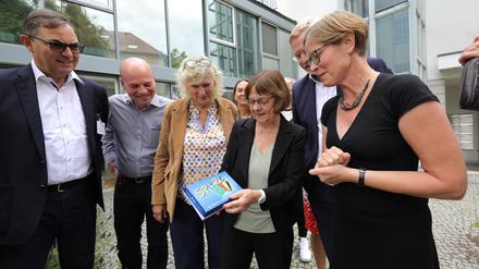 Ministerin Nonnemacher (Grüne, 3.v.r.) mit Chefärztin Dreesmann (rechts), Leitern des Sozialpädiatrischen Zentrums (SPZ) in Potsdam.
