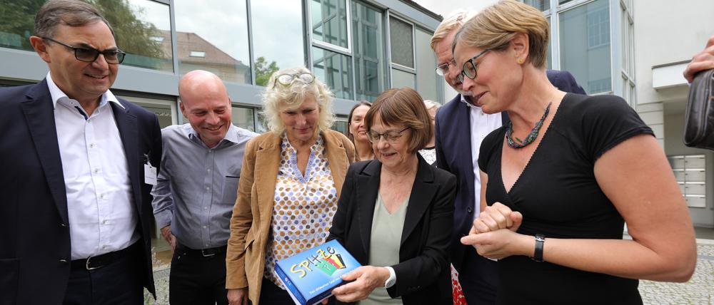 Ministerin Nonnemacher (Grüne, 3.v.r.) mit Chefärztin Dreesmann (rechts), Leitern des Sozialpädiatrischen Zentrums (SPZ) in Potsdam.