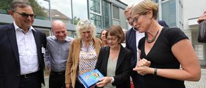 Ministerin Nonnemacher (Grüne, 3.v.r.) mit Chefärztin Dreesmann (rechts), Leitern des Sozialpädiatrischen Zentrums (SPZ) in Potsdam.