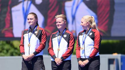 Recurve-Frauen Mannschafts-Goldmedaillengewinner Deutschland mit Charline Schwarz, Michelle Kroppen und Katharina Bauer (v. l.) bei der Siegerehrung während der Bogensport-Europameisterschaften 2022 im Recurve-Finale auf der Theresienwiese in München. (Archivbild)