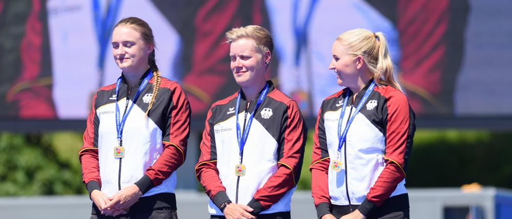 Recurve-Frauen Mannschafts-Goldmedaillengewinner Deutschland mit Charline Schwarz, Michelle Kroppen und Katharina Bauer (v. l.) bei der Siegerehrung während der Bogensport-Europameisterschaften 2022 im Recurve-Finale auf der Theresienwiese in München. (Archivbild)