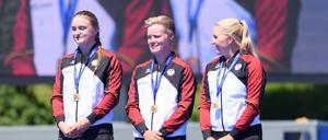 Recurve-Frauen Mannschafts-Goldmedaillengewinner Deutschland mit Charline Schwarz, Michelle Kroppen und Katharina Bauer (v. l.) bei der Siegerehrung während der Bogensport-Europameisterschaften 2022 im Recurve-Finale auf der Theresienwiese in München. (Archivbild)