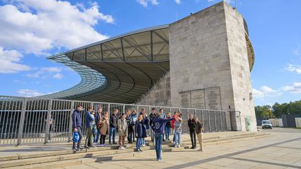 Jedes Jahr schauen sich etwa 300.000 Menschen aus aller Welt das Olympiastadion an. Doch hinter den Kulissen fehlen Auszubildende.