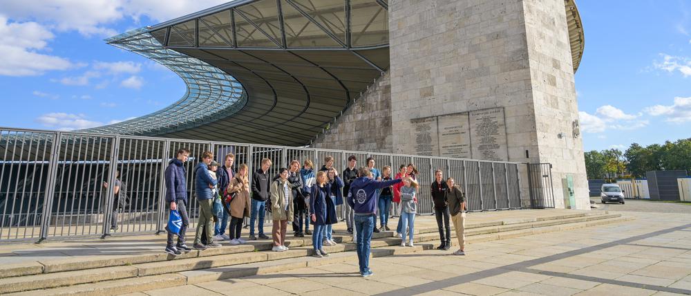 Jedes Jahr schauen sich etwa 300.000 Menschen aus aller Welt das Olympiastadion an. Doch hinter den Kulissen fehlen Auszubildende.