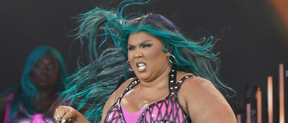 Auf US-Musikerin Lizzo, die sich gegen Anschuldigungen von drei Tänzerinnen wehrt, die ihr schlechte Behandlung vorgeworfen haben, kommen möglicherweise weitere Vorwürfe zu (Archivbild).