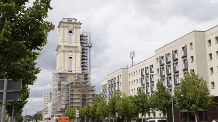 Das Gerüst wird Stück für Stück abgebaut und der Turm wird immer sichtbarer.