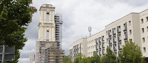 Das Gerüst wird Stück für Stück abgebaut und der Turm wird immer sichtbarer.