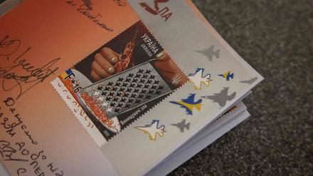 Die neuen ukrainischen Briefmarken mit dem Titel „Kämpfer des Bösen“.