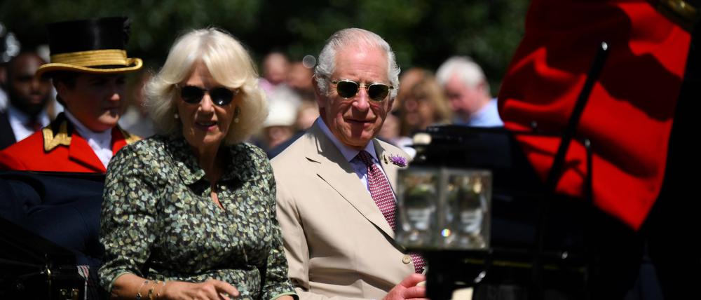 Der britische König Charles III. und die britische Königin Camilla kommen mit der Pferdekutsche zu einem Besuch der Sandringham Flower Show in Sandrigham, Nordwestengland.