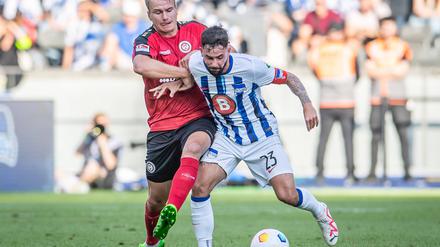 Selten hohe Kunst. Florian Carstens (li.) und Herthas Kapitän Marco Richter im Zweikampf.