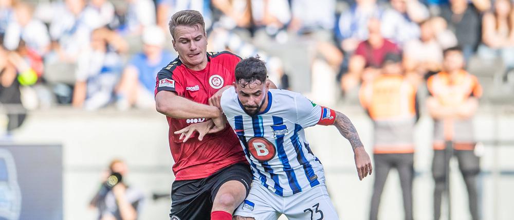 Selten hohe Kunst. Florian Carstens (li.) und Herthas Kapitän Marco Richter im Zweikampf.
