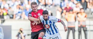 Selten hohe Kunst. Florian Carstens (li.) und Herthas Kapitän Marco Richter im Zweikampf.