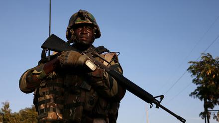 Nach dem Putsch im Niger könnte die Lage dort bald eskalieren: Die Ecowas-Staaten haben den Machthabern ein Ultimatum gestellt.