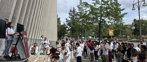 Menschen stellen vor der mexikanischen Botschaft Kerzen ab.