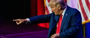 Der ehemalige US-Präsident Donald Trump steht derzeit in Washington vor Gericht.