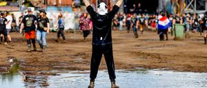 Ein Metalfan umgeben von Pfützen in Wacken
