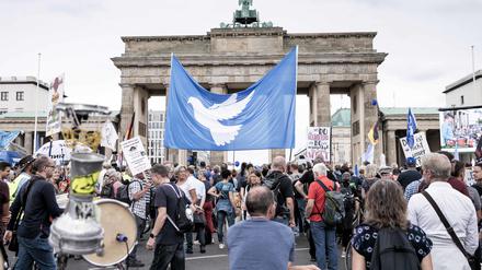 Teilnehmer einer Kundgebung der Initiative ·Wir sind Viele· demonstrieren vor dem Brandenburger Tor. Rund drei Jahre nach dem Auftakt bundesweiter Versammlungen gegen staatliche Maßnahmen in der Corona-Pandemie haben sich Anhänger der Bewegung am Brandenburger Tor in Berlin versammelt. Die Polizei sprach am Samstag von mehr als 3000 Teilnehmerinnen und Teilnehmern an der Demonstration, die unter dem Titel «Frieden, Freiheit, Wahrheit, Freude» angemeldet war und sich für Frieden und Abrüstung aussprechen sollte.