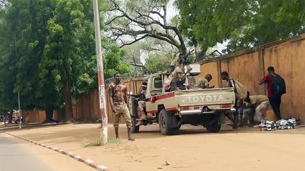 Soldaten stehen auf der Straße (Videostandbild). Das Militär im Niger hat erklärt, die Forderung der Putschisten nach einem Ende der Amtszeit von Präsident Bazoum zu unterstützen. 