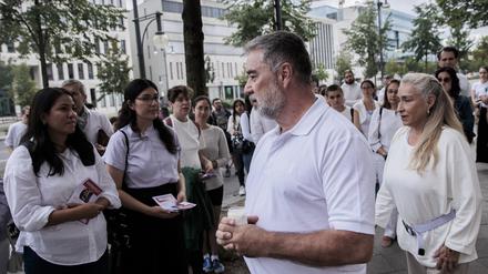  Carolina Castañeda (r) und Javier Sanchez (M), Eltern der vermissten 24-jährigen María Fernanda Sánchez Castañeda, trauern bei einer Solidaritätskundgebung für ihre Tochter vor der Botschaft von Mexiko.