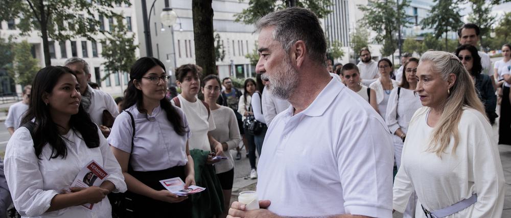  Carolina Castañeda (r) und Javier Sanchez (M), Eltern der vermissten 24-jährigen María Fernanda Sánchez Castañeda, trauern bei einer Solidaritätskundgebung für ihre Tochter vor der Botschaft von Mexiko.