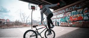 Tim Höfel trainiert täglich rund vier Stunden – meist auf einem Parkplatz in Spandau. 
