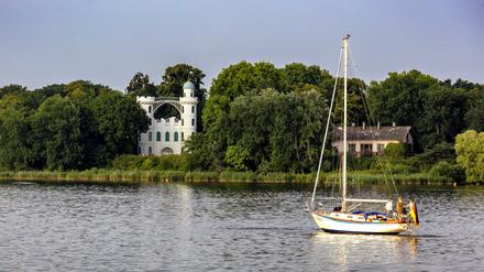 Segelboot auf dem Wannsee an der Pfaueninsel, Berlin, Deutschland