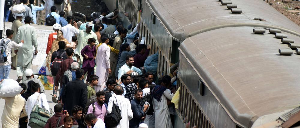 Ein Zug auf einem Bahnhof in Lahore, Pakistan (Archivbild).