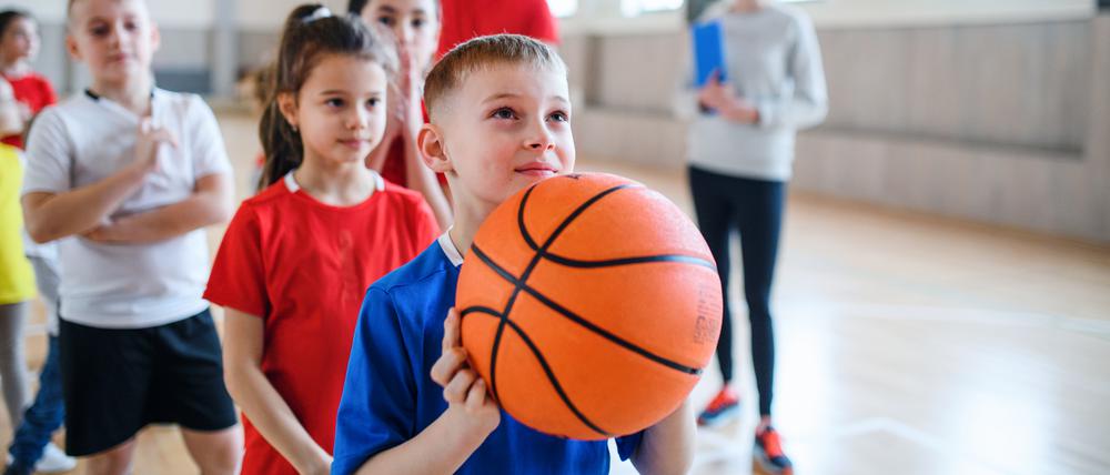 Schülerinnen und Schüler beim Sportunterricht.  