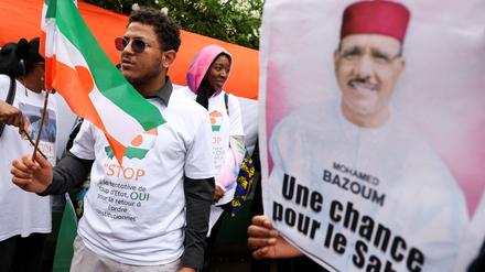 Viele Nigrer fordern eine Rückkehr zur verfassungsmäßigen Ordnung – offen demonstrieren können sie dafür aber nur im Ausland, wie hier in Paris.
