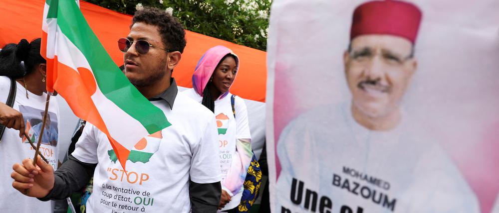 Viele Nigrer fordern eine Rückkehr zur verfassungsmäßigen Ordnung – offen demonstrieren können sie dafür aber nur im Ausland, wie hier in Paris.