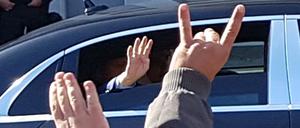 Der Rabia-Gruß. Erdogan zeigt ihn aus dem Auto heraus, ein Demonstrant antwortet mit dem „Wolfsgruß“ der faschistischen Grauen Wölfe.
Wie der Journalist Kemal Hür auf seiner Facebook-Seite berichtet, zeigte der türkische Präsident bei seiner Fahrt durch Berlin seinen Anhängern den sogenannten „Rabia-Gruß“. Dieser Gruß, bei dem vier Finger in die Luft gereckt werden und der Daumen angewinkelt auf die Handfläche gepresst wird, ist das Symbol der islamistischen Muslimbrüder, Erdogan hat ihn schon öfter verwendet. Auf den Bildern von Kemal Hür ist zu sehen, wie Anhänger mit dem sogenannten „Wolfsgruß“ reagieren. Der Wolfsgruß, im Vordergrund des Bildes zu sehen, ist das Erkennungszeichen extremistischer türkischer Nationalisten, der sogenannten „Grauen Wölfe“.
Foto: Kemal Hür