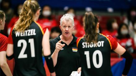 Bundestrainer Vital Heynen gibt seinen Spielerinnen wichtige Ratschläge mit auf den Weg.