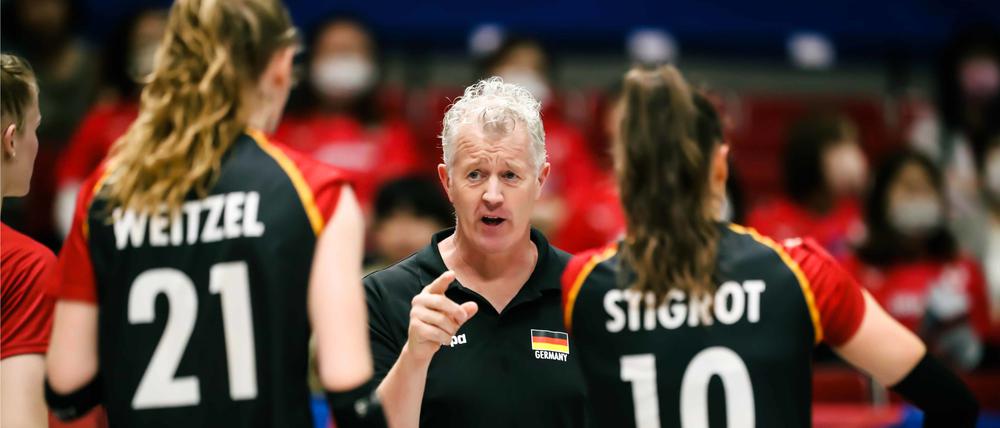 Bundestrainer Vital Heynen gibt seinen Spielerinnen wichtige Ratschläge mit auf den Weg.