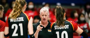 Bundestrainer Vital Heynen gibt seinen Spielerinnen wichtige Ratschläge mit auf den Weg.