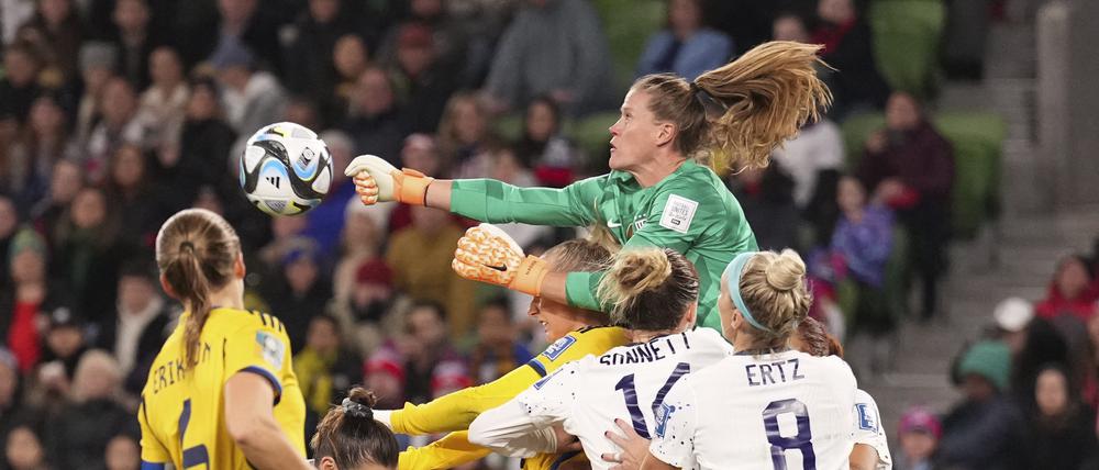 WM, Schweden - USA, Finalrunde, Achtelfinale im Rectangular Stadium in Melbourne: Alyssa Naeher (oben), Torhüterin der USA, faustet den Ball aus der Gefahrenzone. 