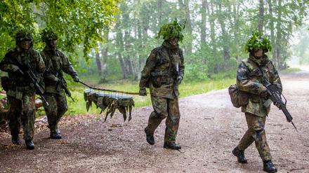 Reservisten nehmen auf einem Übungsplatz der Bundeswehr an der Abschlussübung zum Projekt „Ungediente für die Reserve“ des Landeskommandos Baden-Württemberg teil. 
