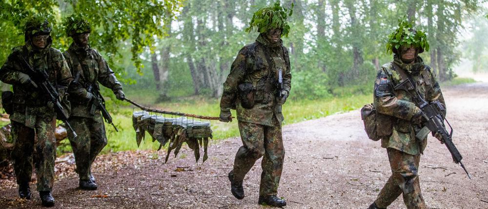Reservisten nehmen auf einem Übungsplatz der Bundeswehr an der Abschlussübung zum Projekt „Ungediente für die Reserve“ des Landeskommandos Baden-Württemberg teil (Symbolfoto).