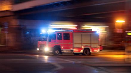 Blaulicht eines Feuerwehr-Einsatzfahrzeugs.   