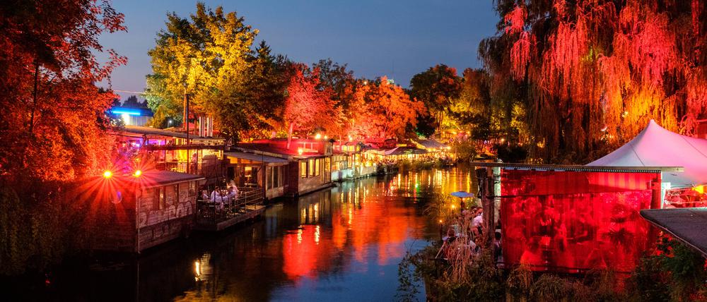 Lohmühleninsel Lohmühleninsel an der Schlesischen Strasse. Blick von der Brücke über die Clubs und Party-Locations am Flutgraben. 
