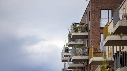 Die Marktwirtschaft funktioniert im Wohnungsbau nicht mehr: Das Bauen ist wegen der rasanten Preissteigerungen der vergangenen Jahre und stetig verschärfter Vorschriften so teuer geworden, dass sich auch das frei finanzierte Bauen nach Berechnungen von Fachleuten nur noch selten rentiert. 