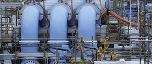 Eine blaue Pipeline für den Transport von Meerwasser, die Teil der Anlage für die Ableitung von aufbereitetem radioaktivem Wasser aus dem Kernkraftwerk Fukushima Daiichi ins Meer ist.