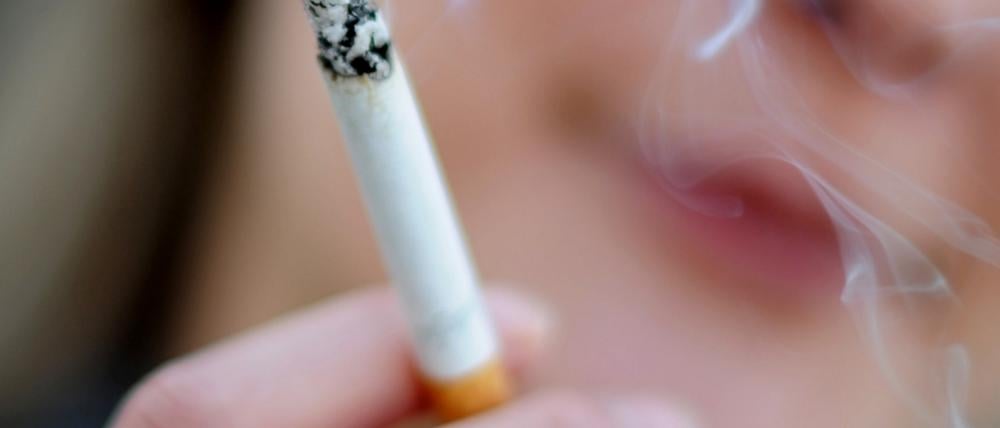 Eine Frau raucht eine Zigarette.